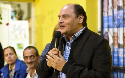 Gustavo-Saadi-con-vecinos-480x300