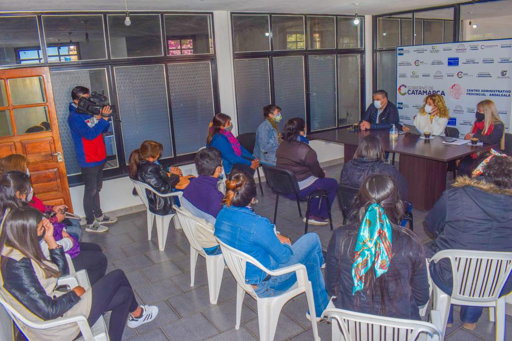 la_directora_de_educacion_superior_escucho_a_estudiantes_del_ies_de_andalgala1