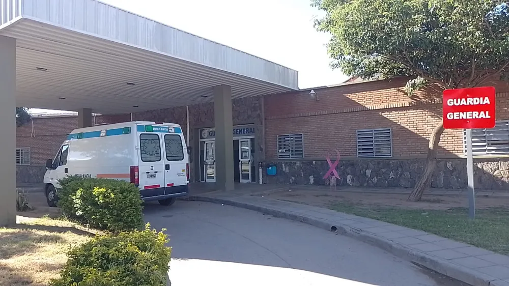 Un motociclista cayó en una zanja de 2 metros de profundidad