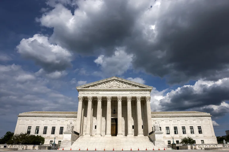 La Corte Suprema de EEUU considera “ilegal” la decisión de Biden de imponer vacunación en las empresas