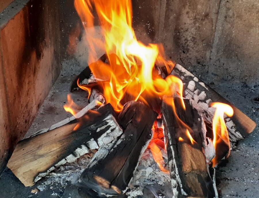 Como-prender-fuego-con-lena-para-asado-a-la-parrilla-scaled