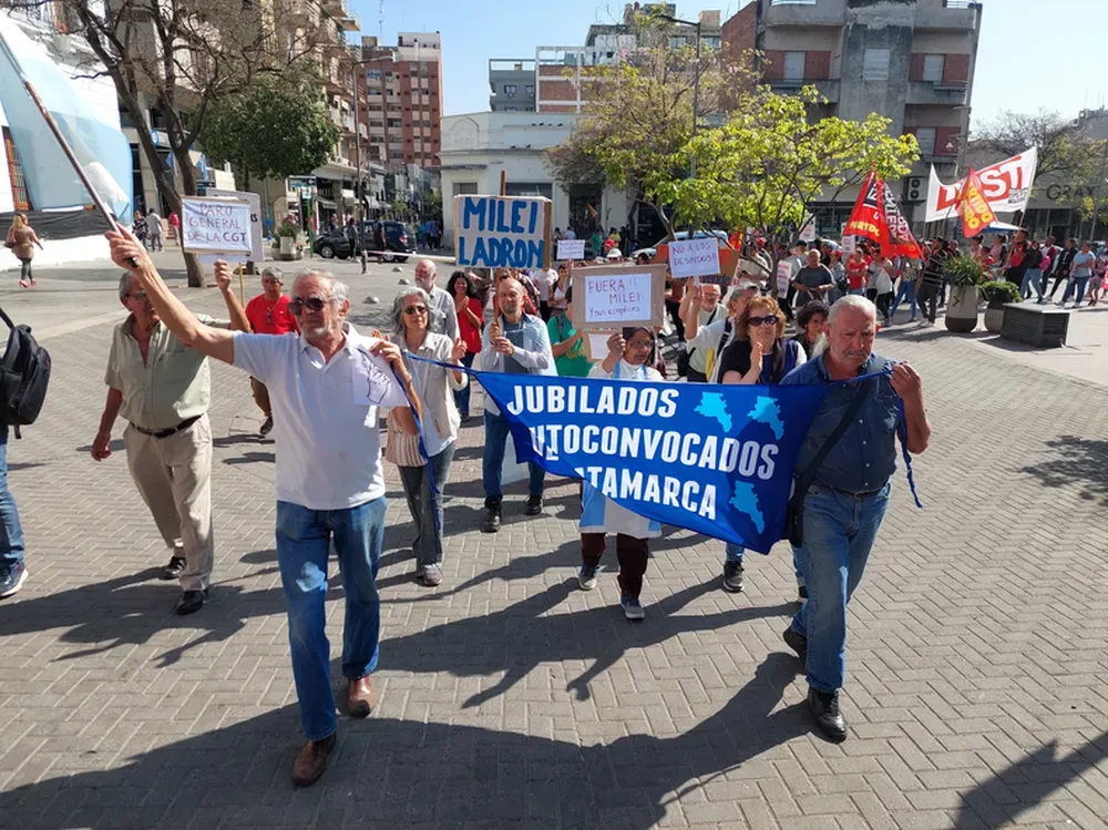 JUBILADOS AUTOCONVOCADOS VUELVEN A MARCHAR