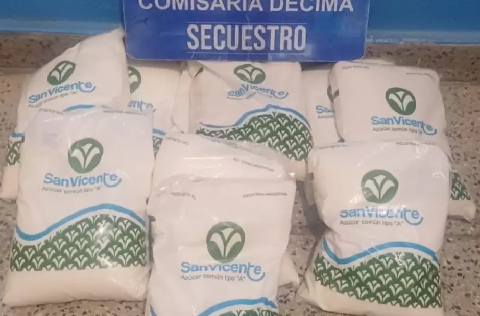 Entró a una casa a robar y se llevó hasta un fardo de azúcar