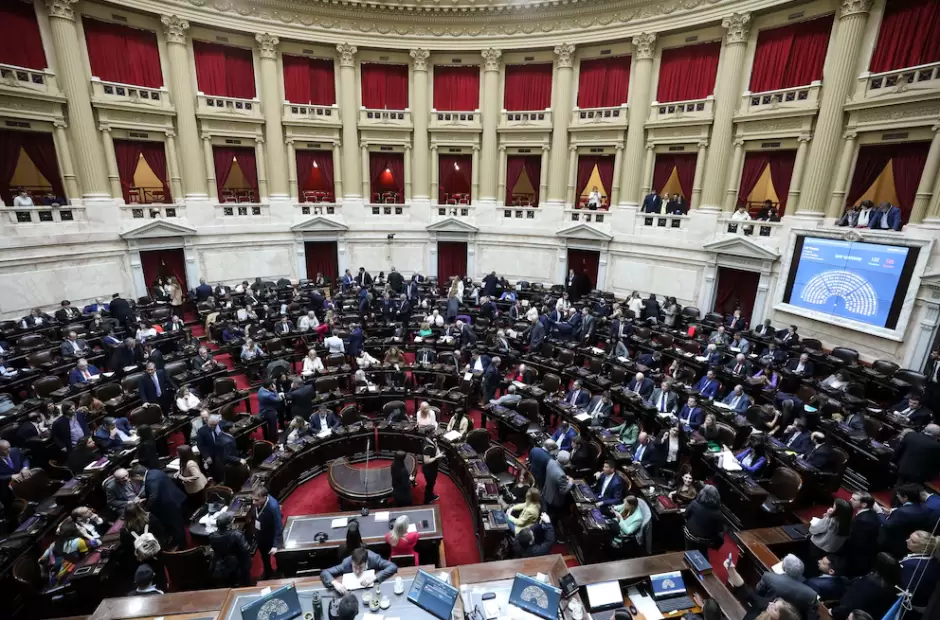 El bloque del PRO en la Cámara de Diputados convocó una sesión especial para debatir el proyecto de Ficha Limpia. Esta iniciativa busca inhabilitar políticamente a personas con condenas judiciales por corrupción, incluso s