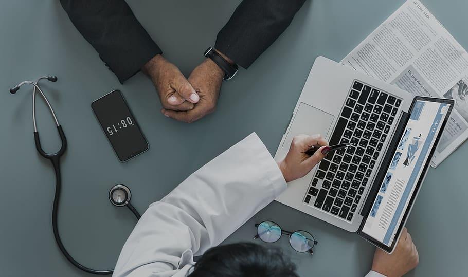 clinic-computer-connection-doctor
