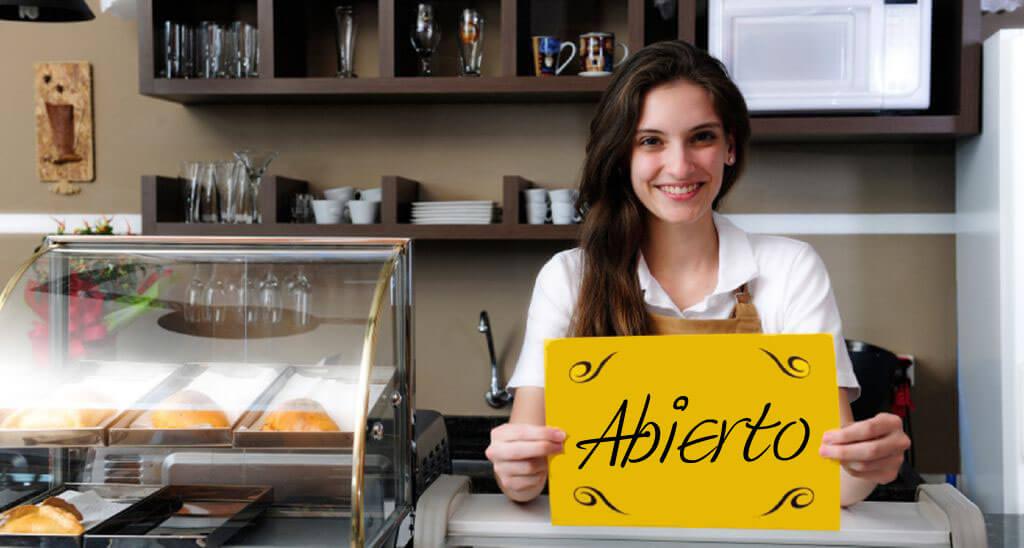comunicar-apertura-negocio-mujer-cartel-abierto-daniel-colombo