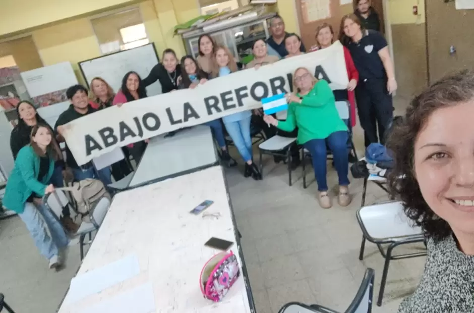 Asamblea de docentes de la Escuela Secundaria 76 reclaman que se derogue el decreto 884-25
