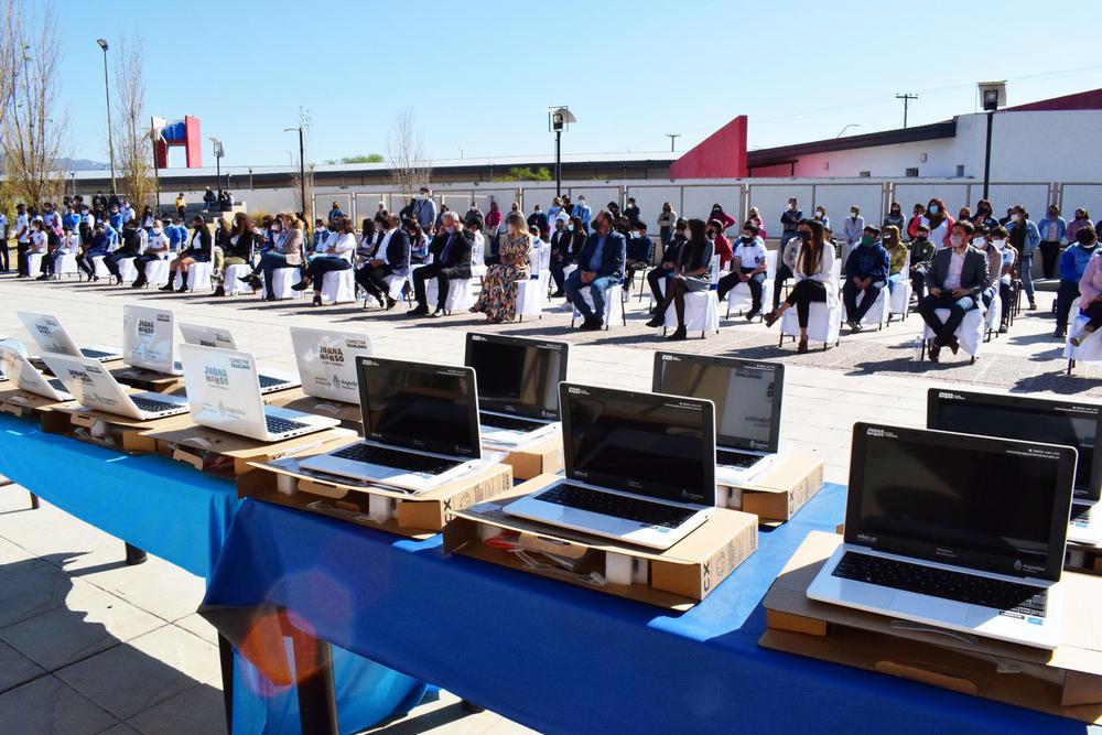 educacion_entrego_104_nuevas_netbooks_para_los_alumnos_de_la_escuela_no_47_1